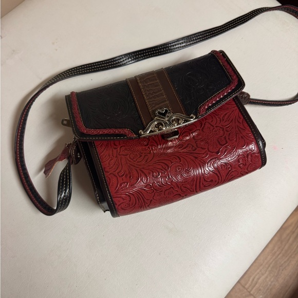 Chic Embossed Red and Black Crossbody Bag - Picture 1 of 2
